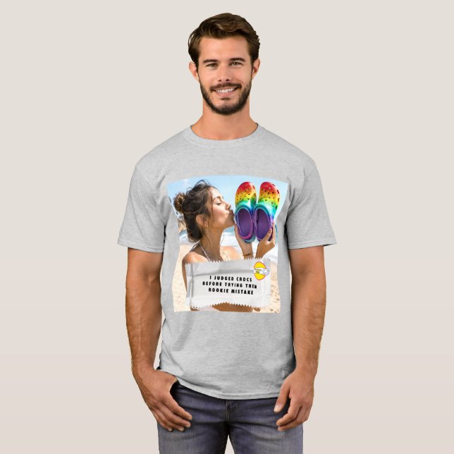 Gummi-Verpackung-Witze Crocs T-Shirt (Vorne ganz)