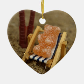 Gummiartiger Bär, der auf Strand sich entspannt Keramikornament