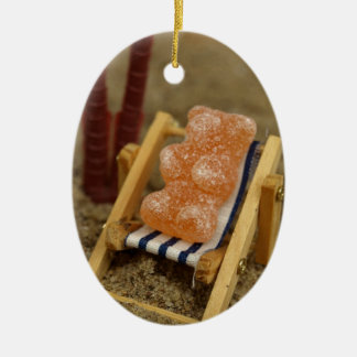 Gummiartiger Bär, der auf Strand sich entspannt Keramikornament