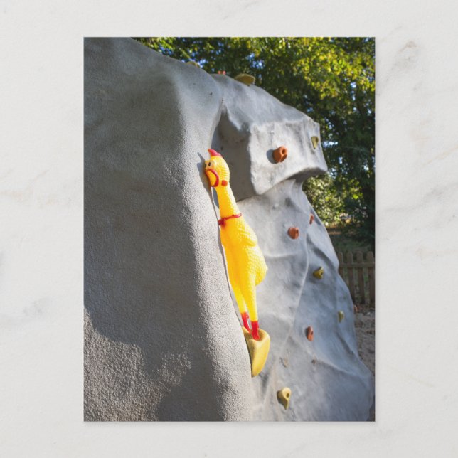 Gummihuhn beim Klettern Postkarte (Vorderseite)