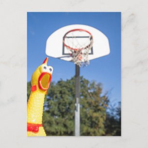 Gummihuhn spielt Basketball Postkarte