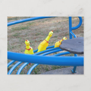 Gummihühner auf einem Karussell Postkarte
