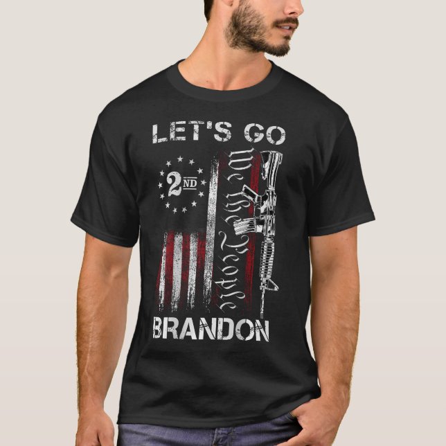 Gun American Flag Patriots Let's Go Brandon (ON BA T-Shirt (Vorderseite)