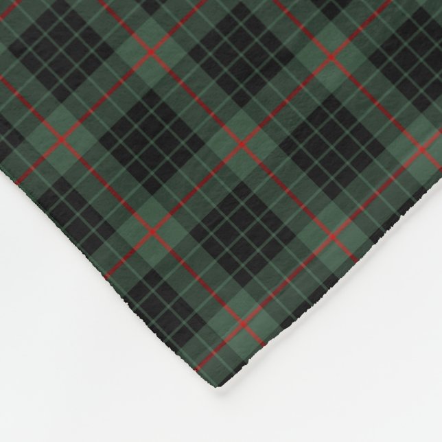 Gunn Clan Dark Green und Black Tartan Fleecedecke (Ecke)