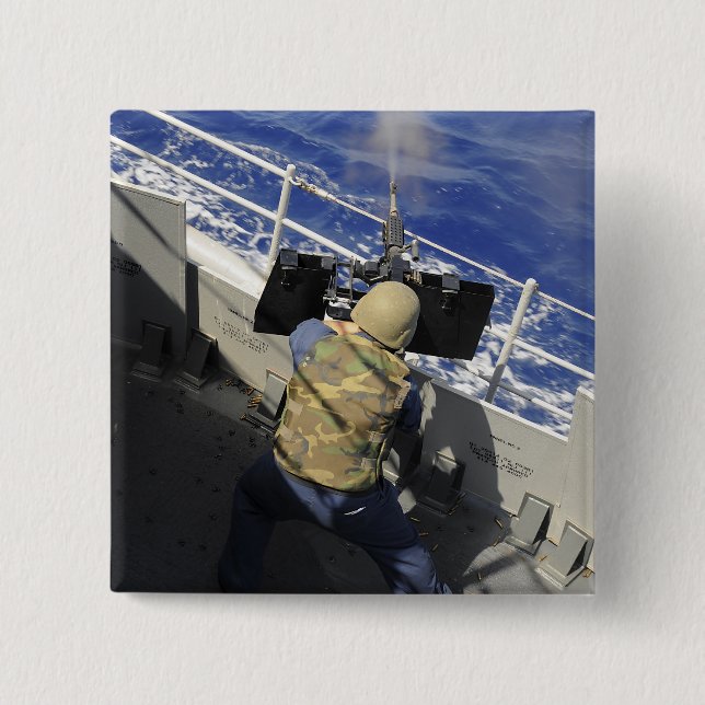 Gunners Mate feuert eine 50-Kaliber-Maschinenpisto Button (Vorderseite)