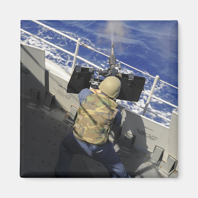 Gunners Mate feuert eine 50-Kaliber-Maschinenpisto Magnet (Vorne)