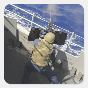 Gunners Mate feuert eine 50-Kaliber-Maschinenpisto Quadratischer Aufkleber