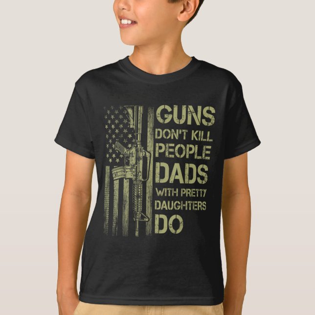 Guns Don't Kill People Dads With Pretty Daughters  T-Shirt (Vorderseite)