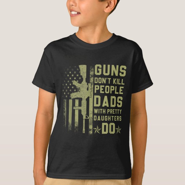 Guns Don't Kill People Dads With Pretty Daughters  T-Shirt (Vorderseite)