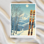 Gunstock Mountain New Hampshire Skigebiet Postcard Postkarte<br><div class="desc">Hallo aus den schneebedeckten Bergen von Gunstock,  New Hampshire! Wir hoffen,  dass Sie einen wunderschönen Skiurlaub haben. Diese Postkarte zeigt eine wunderschöne,  blau-graue Berglandschaft mit Retro-Skischulen in orangefarbenem Stammesmuster. Alle Textsätze können an Ihren Anzug angepasst werden!</div>