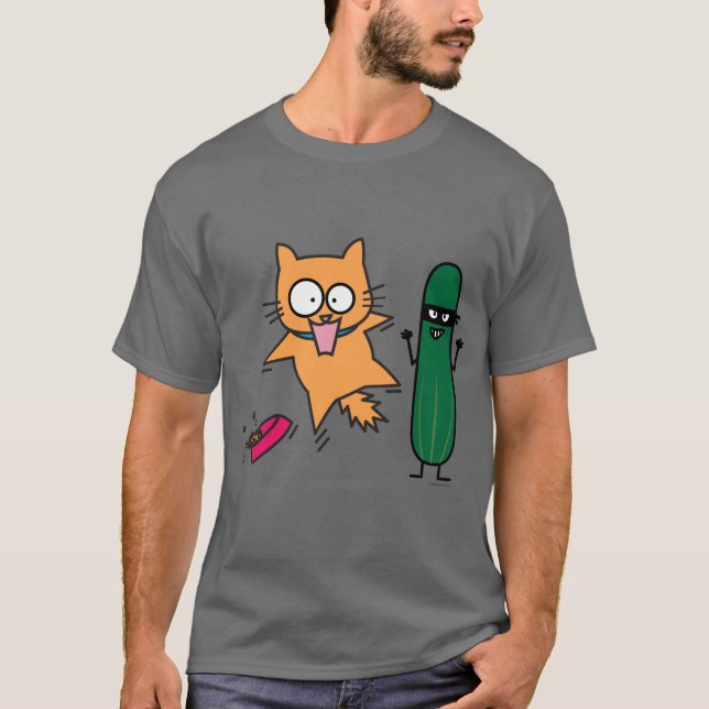 Gurke, die Katzen - Katze gegen Gurken-Schrecken T-Shirt (Vorderseite)
