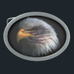 Gürtelschnalle mit<br><div class="desc">Zeigen Sie Ihr ein wahres patroit, wenn Sie diese kundenspezifische Gürtelschnalle mit der amerikanischen Flagge auf dem Gesicht des Adlers tragen.</div>
