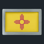 Gürtelschnalle mit Fahne des New Mexico-Staat<br><div class="desc">Zeigen Sie Ihren Staatsstolz mit diesem stilvollen Gürtelschnalle mit der Fahne von New Mexico! Der aus langlebigen Materialien gefertigte Gurtschnalle zeigt das ikonische Zia-Set vor einem fett gelben Hintergrund und stellt das einzigartige Erbe und die Kultur von New Mexico dar. Egal ob Sie sich für eine besondere Veranstaltung anziehen oder...</div>