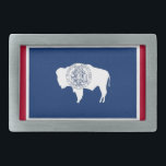 Gürtelschnalle mit Fahne des Wyoming-Staat<br><div class="desc">Fügen Sie Ihren Accessoires eine Touch Wyoming Stolz mit unserem exklusiven Gürtelschnalle mit der Fahne von Wyoming hinzu! Dieser Gürtelschnalle, der mit viel Liebe zum Detail gestaltet wurde, ist mehr als nur ein funktionaler Gegenstand, er ist eine Feier von Wyomings Erbe und kulturellem Stolz. Das auffallende Design zeigt deutlich die...</div>