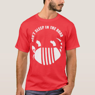 Gürteltier Schläft Nicht Auf Der Straße T-Shirt