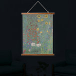 Gustav Klimt - Bauernhof Garten mit Sonnenblumen Wandteppich Mit Holzrahmen<br><div class="desc">Gustav Klimts 'Bauerngarten mit Sonnenblumen' ist eine lebendige Hommage an die Schönheit der Natur und den rustikalen Charme der ländlichen Landschaften. Es wurde 1907 gestrichen und präsentiert einen üppigen Garten mit Sonnenblumen, goldenen Blütenblättern, die unter der Sonne glänzen, und einem grünen Hintergrund von Bäumen, die den Rahmen bilden. Die Komposition...</div>