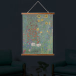 Gustav Klimt - Bauernhof Garten mit Sonnenblumen Wandteppich Mit Holzrahmen<br><div class="desc">Gustav Klimts 'Bauerngarten mit Sonnenblumen' ist eine lebendige Hommage an die Schönheit der Natur und den rustikalen Charme der ländlichen Landschaften. Es wurde 1907 gestrichen und präsentiert einen üppigen Garten mit Sonnenblumen, goldenen Blütenblättern, die unter der Sonne glänzen, und einem grünen Hintergrund von Bäumen, die den Rahmen bilden. Die Komposition...</div>