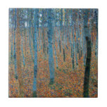 Gustav Klimt Beech Tree Forest Grove Fliese<br><div class="desc">Das Werk basiert auf klassischen Naturmalereien von Gustav Klimt, Beech Grove 1, 1902. Das Kunstwerk zeigt einen dichten Wald von hohen, schlanken Birkenbäumen mit blassfarbenen Stämmen, die von dunklen, senkrechten Linien gekennzeichnet sind. Das Blätterdach ist in Blau-, Grün- und Gelbtönen dargestellt und verleiht der Szene ein Gefühl von Tiefe und...</div>