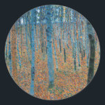 Gustav Klimt Beech Tree Forest Grove Runder Aufkleber<br><div class="desc">Das Werk basiert auf klassischen Naturmalereien von Gustav Klimt, Beech Grove 1, 1902. Das Kunstwerk zeigt einen dichten Wald von hohen, schlanken Birkenbäumen mit blassfarbenen Stämmen, die von dunklen, senkrechten Linien gekennzeichnet sind. Das Blätterdach ist in Blau-, Grün- und Gelbtönen dargestellt und verleiht der Szene ein Gefühl von Tiefe und...</div>