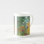 Gustav Klimt: Blumen-Garten Prozellantasse<br><div class="desc">Eine schöne klassische Knochen-China-Tasse,  die einen bunten Blumengarten,  gemalt vom österreichischen Symbolistmaler Gustav Klimt kennzeichnet.</div>