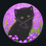 Gustav Klimt Cat Große Wanduhr<br><div class="desc">Uhr mit Gustav Klimt Katze! Dieses flauschige Kätzchen sitzt in einem grünen Feld mit violetten Blumen. Ein puristisches Geschenk für Katzenliebhaber und österreichische Kunstliebhaber!</div>