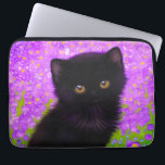 Gustav Klimt Cat Laptopschutzhülle<br><div class="desc">Laptop-Schläfchen mit einer Gustav Klimt Katze! Dieses flauschige Kätzchen sitzt in einem grünen Feld mit violetten Blumen. Ein puristisches Geschenk für Katzenliebhaber und österreichische Kunstliebhaber!</div>