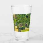 Gustav Klimt Das Haus Guardaboschi Glas<br><div class="desc">Glass Tumbler mit Gustav Klimts Ölgemälde Das Haus von Guardaboschi (1912). Dieses Jugendstil-Meisterwerk zeigt ein großes Haus,  das in schönen grünen Weinreben dekoriert ist. Blume schmücken den Vorgarten. Ein fabelhaftes Geschenk für Jugendstilfans und österreichische Künstler!</div>