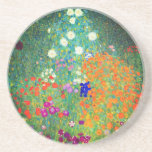 Gustav Klimt Flower Garden Getränkeuntersetzer<br><div class="desc">Sandstein Untersetzer mit Gustav Klimts Ölgemälde Blumengarten (1906). Ein schöner Garten mit lila,  roten,  weißen,  blauen und orangefarbenen Blume. Ein großartiges Geschenk für Jugendliche und österreichische Kunstliebhaber.</div>