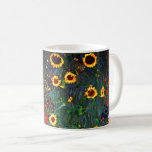Gustav Klimt Flower Garden Kaffeetasse<br><div class="desc">Kaffeemaschine mit dem Ölgemälde Farm Garden von Gustav Klimt mit Sonnenblumen (1907). Ein wunderschöner Garten mit Sonnenblumen und exquisiten blauen,  roten,  lila,  rosa und weißen Blume. Ein großartiges Geschenk für Jugendliche und österreichische Kunstliebhaber.</div>