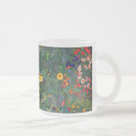 Gustav Klimt Flower Garden Mattglastasse<br><div class="desc">Mattierte Glass Coffee Tasse mit Gustav Klimts Ölgemälde Farm Garden mit Sonnenblumen (1907). Ein wunderschöner Garten mit Sonnenblumen und exquisiten blauen,  roten,  lila,  rosa und weißen Blume. Ein großartiges Geschenk für Jugendliche und österreichische Kunstliebhaber.</div>