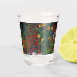 Gustav Klimt Flower Garden Schnapsglas<br><div class="desc">Shot Glass mit Gustav Klimts Ölgemälde Farm Garden mit Sonnenblumen (1907). Ein wunderschöner Garten mit Sonnenblumen und exquisiten blauen,  roten,  lila,  rosa und weißen Blume. Ein großartiges Geschenk für Jugendliche und österreichische Kunstliebhaber.</div>