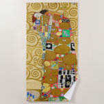 Gustav Klimt Fulfillment Nouveau Couple Strandtuch<br><div class="desc">Gustav Klimt,  Fulfilment 1910-1911 Jugendstil-Paar mit Klimts charakteristischem,  wirbelndes Design und schöner Goldmalerei.</div>