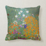 Gustav Klimt Hütte Garden Vintage Keuche Kissen<br><div class="desc">Schönes,  sehr farbenprächtiges Gemälde von Gustav Klimt "Bauerngarten" (Hütte Garden). Blume aus Weiß,  Rosa,  Orange und Blau ergänzen dieses geniale Stück.</div>