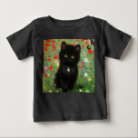Gustav Klimt Kitten Baby T-shirt<br><div class="desc">Baby T - Shirt mit einem Gustav Klimt Kitten! Dieses schwarze Kätzchen trägt einen silbernen Kragen und sitzt in einem Feld aus roten, blauen, weißen und gelben Blumen. Ein wunderbares Geschenk für Katzenliebhaber und österreichische Kunstliebhaber!</div>