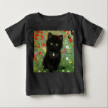 Gustav Klimt Kitten Baby T-shirt<br><div class="desc">Baby T - Shirt mit einem Gustav Klimt Kitten! Dieses schwarze Kätzchen trägt einen silbernen Kragen und sitzt in einem Feld aus roten,  blauen,  weißen und gelben Blumen. Ein wunderbares Geschenk für Katzenliebhaber und österreichische Kunstliebhaber!</div>