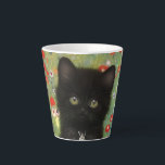 Gustav Klimt Kitten Milchtasse<br><div class="desc">Latte Tasse mit einem Gustav Klimt Kitten! Dieses schwarze Kätzchen trägt einen silbernen Kragen und sitzt in einem Feld aus roten,  blauen,  weißen und gelben Blumen. Ein wunderbares Geschenk für Katzenliebhaber und österreichische Kunstliebhaber!</div>