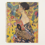 Gustav Klimt-Lady mit einem Fan | Planer<br><div class="desc">Gustav Klimts "Lady with a Fan" ist ein faszinierendes Porträt, das das Wesen der Jugendstil- und Jugendstil-Bewegungen erahnen lässt. Das Gemälde zeigt eine Regalfrau, ihren Blick direkt und selbstbewusst, und hält einen verzierten Fan in der Hand. Sie ist in einem Kleid geschmückt, das eine Symphonie von reichhaltigen Mustern und Texturen...</div>