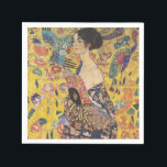 Gustav Klimt-Lady mit einem Fan | Serviette<br><div class="desc">Gustav Klimts "Lady with a Fan" ist ein faszinierendes Porträt, das das Wesen der Jugendstil- und Jugendstil-Bewegungen erahnen lässt. Das Gemälde zeigt eine Regalfrau, ihren Blick direkt und selbstbewusst, und hält einen verzierten Fan in der Hand. Sie ist in einem Kleid geschmückt, das eine Symphonie von reichhaltigen Mustern und Texturen...</div>