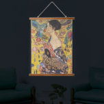Gustav Klimt-Lady mit einem Fan | Wandteppich Mit Holzrahmen<br><div class="desc">Gustav Klimts "Lady with a Fan" ist ein faszinierendes Porträt, das das Wesen der Jugendstil- und Jugendstil-Bewegungen erahnen lässt. Das Gemälde zeigt eine Regalfrau, ihren Blick direkt und selbstbewusst, und hält einen verzierten Fan in der Hand. Sie ist in einem Kleid geschmückt, das eine Symphonie von reichhaltigen Mustern und Texturen...</div>