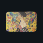 Gustav Klimt Lady mit Fan Art Nouveau Malerei Badematte<br><div class="desc">Gustav Klimt Lady mit Fan Art Nouveau Malerei Dieses Halbportrait einer schönen Frau zeigt einen gelben Hintergrund mit asiatischen Ornamenten, bunten Vögeln und Lotus Blume. Die Dame trägt ein Kleid im Stil eines Kimono, das mit Motiven eines chinesischen Drachenkleides bedruckt ist. Schöne künstlerisch romantische dekorative Kunstmalerei. Weitere Geschenke von Gustav...</div>