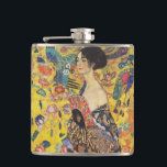 Gustav Klimt Lady mit Fan Art Nouveau Malerei Flachmann<br><div class="desc">Gustav Klimt Lady mit Fan Art Nouveau Malerei Dieses Halbportrait einer schönen Frau zeigt einen gelben Hintergrund mit asiatischen Ornamenten, bunten Vögeln und Lotus Blume. Die Dame trägt ein Kleid im Stil eines Kimono, das mit Motiven eines chinesischen Drachenkleides bedruckt ist. Schöne künstlerisch romantische dekorative Kunstmalerei. Weitere Geschenke von Gustav...</div>