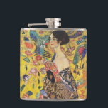 Gustav Klimt Lady mit Fan Art Nouveau Malerei Flachmann<br><div class="desc">Gustav Klimt Lady mit Fan Art Nouveau Malerei Dieses Halbportrait einer schönen Frau zeigt einen gelben Hintergrund mit asiatischen Ornamenten, bunten Vögeln und Lotus Blume. Die Dame trägt ein Kleid im Stil eines Kimono, das mit Motiven eines chinesischen Drachenkleides bedruckt ist. Schöne künstlerisch romantische dekorative Kunstmalerei. Weitere Geschenke von Gustav...</div>