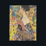 Gustav Klimt Lady mit Fan Art Nouveau Malerei Fleecedecke<br><div class="desc">Gustav Klimt Lady mit Fan Art Nouveau Malerei Dieses Halbportrait einer schönen Frau zeigt einen gelben Hintergrund mit asiatischen Ornamenten, bunten Vögeln und Lotus Blume. Die Dame trägt ein Kleid im Stil eines Kimono, das mit Motiven eines chinesischen Drachenkleides bedruckt ist. Schöne künstlerisch romantische dekorative Kunstmalerei. Weitere Geschenke von Gustav...</div>
