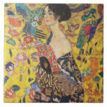Gustav Klimt Lady mit Fan Art Nouveau Malerei Fliese<br><div class="desc">Gustav Klimt Lady mit Fan Art Nouveau Malerei Dieses Halbportrait einer schönen Frau zeigt einen gelben Hintergrund mit asiatischen Ornamenten, bunten Vögeln und Lotus Blume. Die Dame trägt ein Kleid im Stil eines Kimono, das mit Motiven eines chinesischen Drachenkleides bedruckt ist. Schöne künstlerisch romantische dekorative Kunstmalerei. Weitere Geschenke von Gustav...</div>