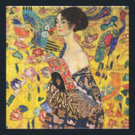 Gustav Klimt Lady mit Fan Art Nouveau Malerei Fotodruck<br><div class="desc">Gustav Klimt Lady mit Fan Art Nouveau Malerei Dieses Halbportrait einer schönen Frau zeigt einen gelben Hintergrund mit asiatischen Ornamenten, bunten Vögeln und Lotus Blume. Die Dame trägt ein Kleid im Stil eines Kimono, das mit Motiven eines chinesischen Drachenkleides bedruckt ist. Schöne künstlerisch romantische dekorative Kunstmalerei. Weitere Geschenke von Gustav...</div>