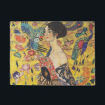 Gustav Klimt Lady mit Fan Art Nouveau Malerei Fußmatte<br><div class="desc">Gustav Klimt Lady mit Fan Art Nouveau Malerei Dieses Halbportrait einer schönen Frau zeigt einen gelben Hintergrund mit asiatischen Ornamenten, bunten Vögeln und Lotus Blume. Die Dame trägt ein Kleid im Stil eines Kimono, das mit Motiven eines chinesischen Drachenkleides bedruckt ist. Schöne künstlerisch romantische dekorative Kunstmalerei. Weitere Geschenke von Gustav...</div>