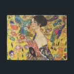 Gustav Klimt Lady mit Fan Art Nouveau Malerei Fußmatte<br><div class="desc">Gustav Klimt Lady mit Fan Art Nouveau Malerei Dieses Halbportrait einer schönen Frau zeigt einen gelben Hintergrund mit asiatischen Ornamenten, bunten Vögeln und Lotus Blume. Die Dame trägt ein Kleid im Stil eines Kimono, das mit Motiven eines chinesischen Drachenkleides bedruckt ist. Schöne künstlerisch romantische dekorative Kunstmalerei. Weitere Geschenke von Gustav...</div>