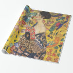 Gustav Klimt Lady mit Fan Art Nouveau Malerei Geschenkpapier<br><div class="desc">Gustav Klimt Lady mit Fan Art Nouveau Malerei Dieses Halbportrait einer schönen Frau zeigt einen gelben Hintergrund mit asiatischen Ornamenten, bunten Vögeln und Lotus Blume. Die Dame trägt ein Kleid im Stil eines Kimono, das mit Motiven eines chinesischen Drachenkleides bedruckt ist. Schöne künstlerisch romantische dekorative Kunstmalerei. Weitere Geschenke von Gustav...</div>