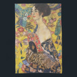 Gustav Klimt Lady mit Fan Art Nouveau Malerei Handtuch<br><div class="desc">Gustav Klimt Lady mit Fan Art Nouveau Malerei Dieses Halbportrait einer schönen Frau zeigt einen gelben Hintergrund mit asiatischen Ornamenten, bunten Vögeln und Lotus Blume. Die Dame trägt ein Kleid im Stil eines Kimono, das mit Motiven eines chinesischen Drachenkleides bedruckt ist. Schöne künstlerisch romantische dekorative Kunstmalerei. Weitere Geschenke von Gustav...</div>