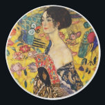 Gustav Klimt Lady mit Fan Art Nouveau Malerei Keramikknauf<br><div class="desc">Gustav Klimt Lady mit Fan Art Nouveau Malerei Dieses Halbportrait einer schönen Frau zeigt einen gelben Hintergrund mit asiatischen Ornamenten, bunten Vögeln und Lotus Blume. Die Dame trägt ein Kleid im Stil eines Kimono, das mit Motiven eines chinesischen Drachenkleides bedruckt ist. Schöne künstlerisch romantische dekorative Kunstmalerei. Weitere Geschenke von Gustav...</div>